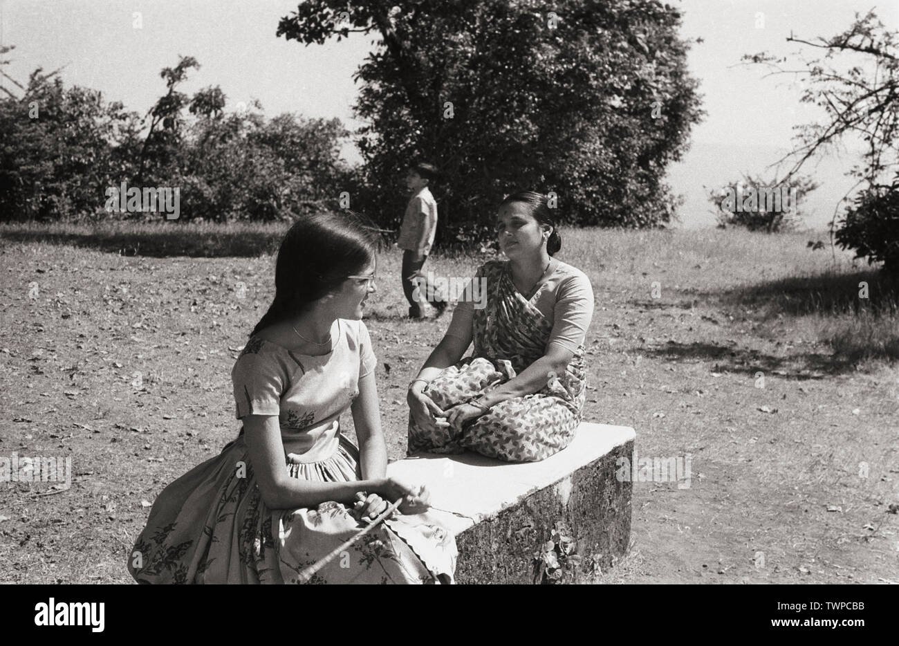 FAMILY PICNIC IN A GARDEN, BOMBAY INDIA 1967 Stock Photo