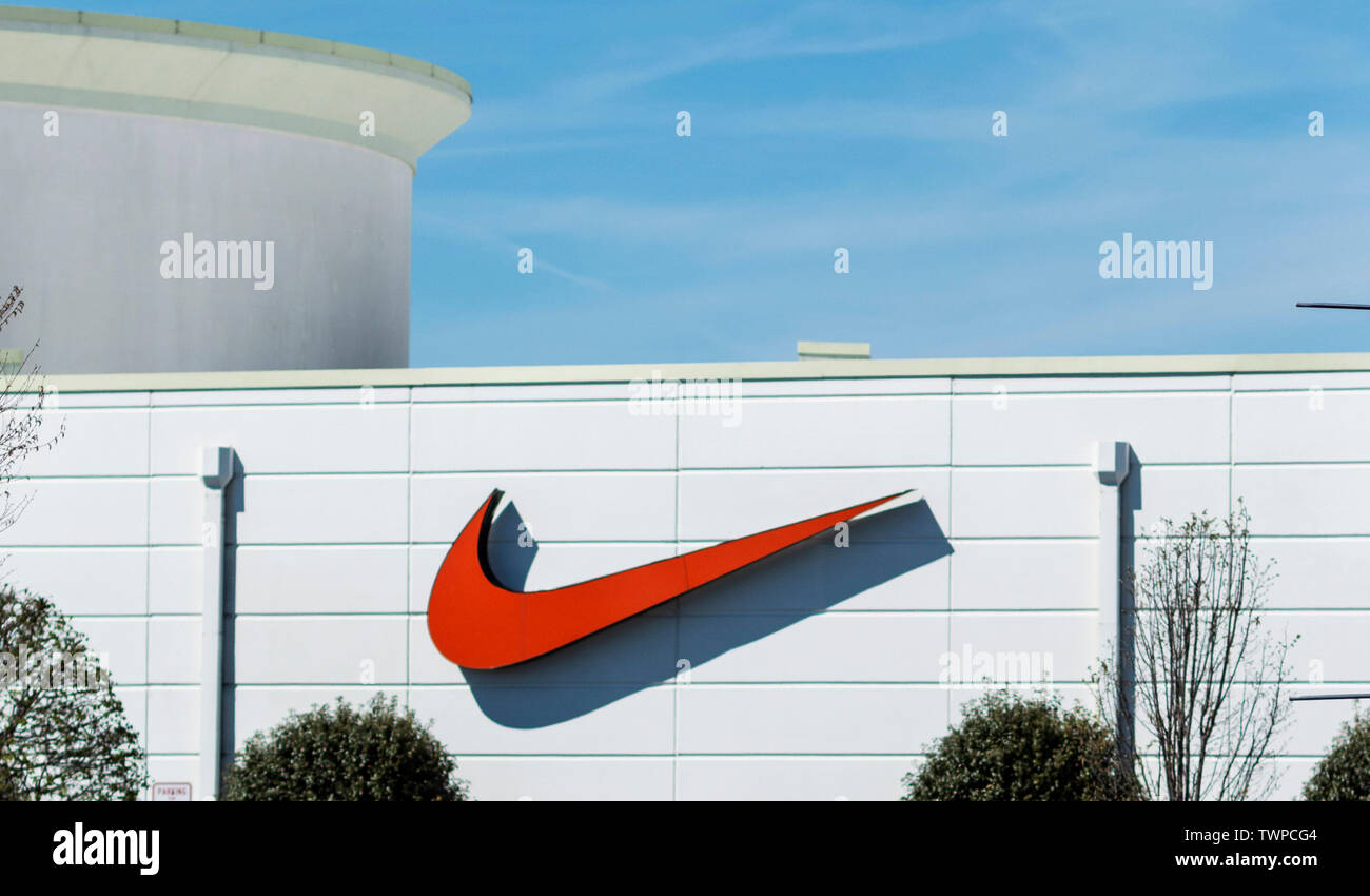 Deer Park, New York, USA - 17 April 2019: A large Nike swoosh in on the  outside of the Nike Store facing the road on a white building Stock Photo -  Alamy