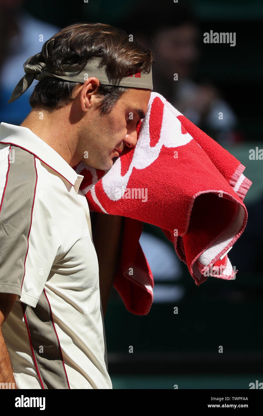 Halle, Germany. 22nd June, 2019. Tennis: ATP-Tour singles, men, semi-final,  Federer (Switzerland) - Herbert (France). Roger Federer wipes his face with  a towel. Credit: Friso Gentsch/dpa/Alamy Live News Stock Photo - Alamy