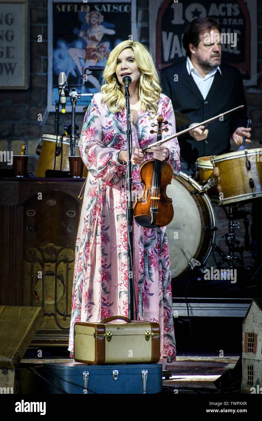 Alison maria krauss hi-res stock photography and images - Alamy