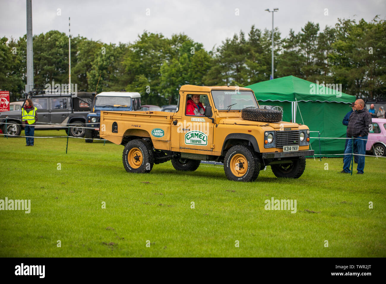 K314 YKV, Land Rover 110 Defender, 1992 in Camel Trophy livery at The ...