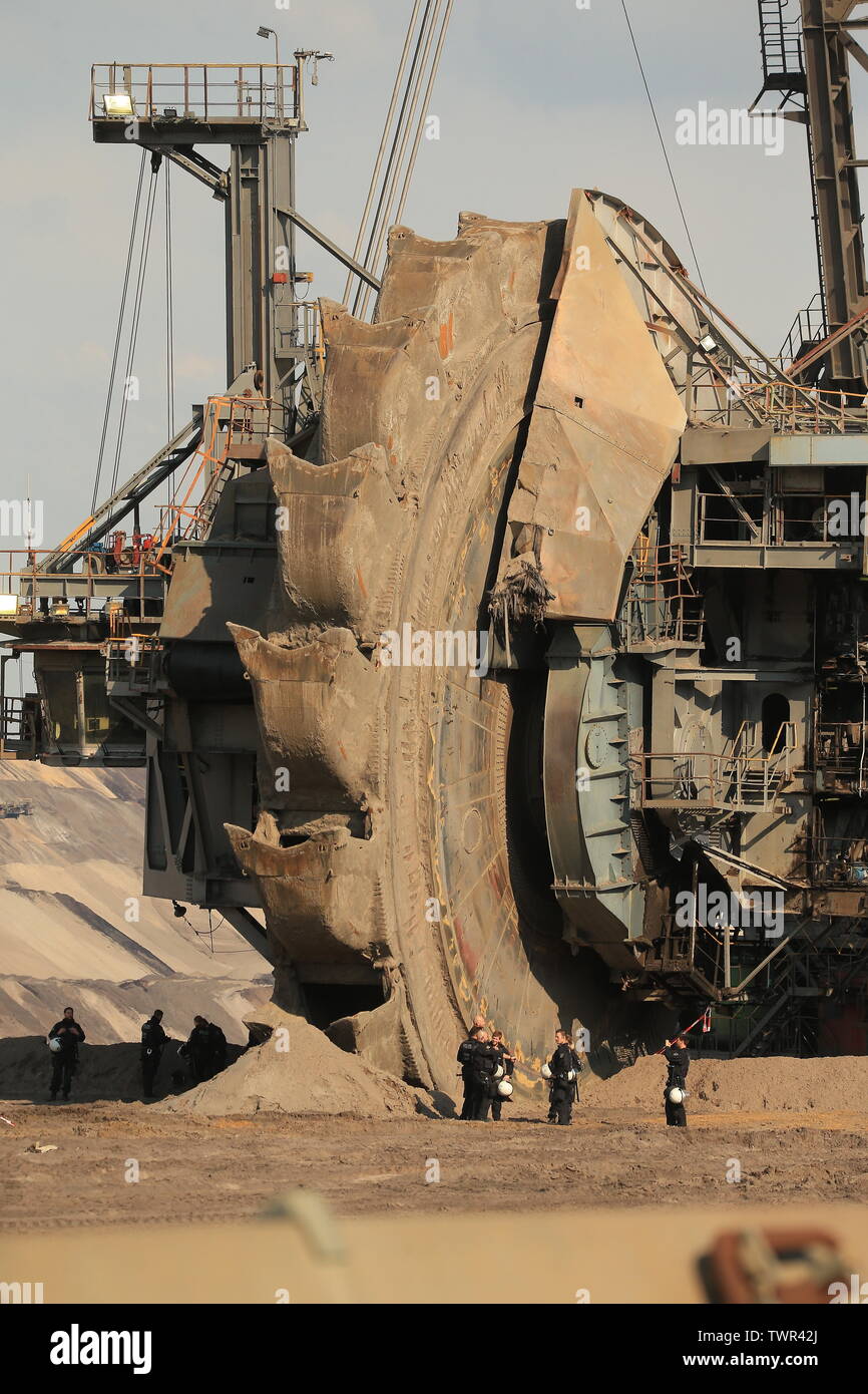 A huge excavator wheel hi-res stock photography and images - Page 3 - Alamy