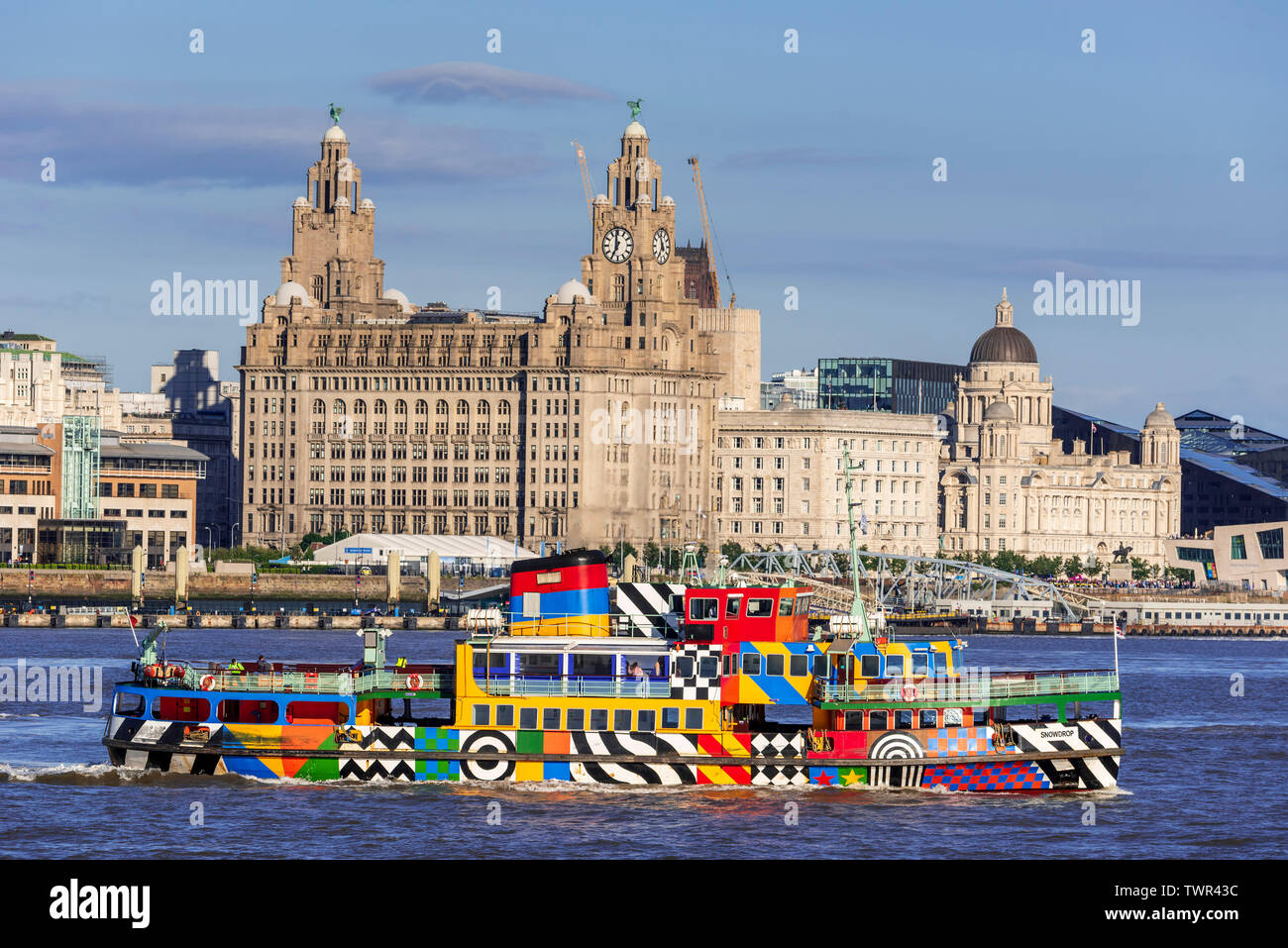 Mersey Dazzle Ferry The Snowdrop In The River Mersey At Liverpool Pierhead The Royal Liver Building Stock Photo Alamy