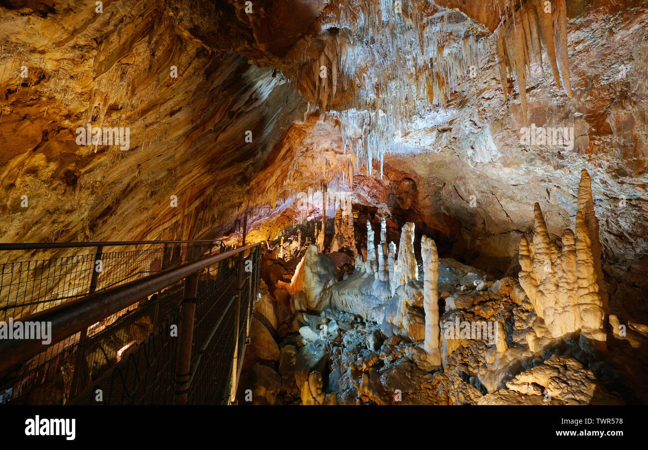 Stalactites and stalagmites with footbridge in the cave of the Grandes Canalettes, France, Pyrenees-Orientales, Villefranche de Conflent Stock Photo