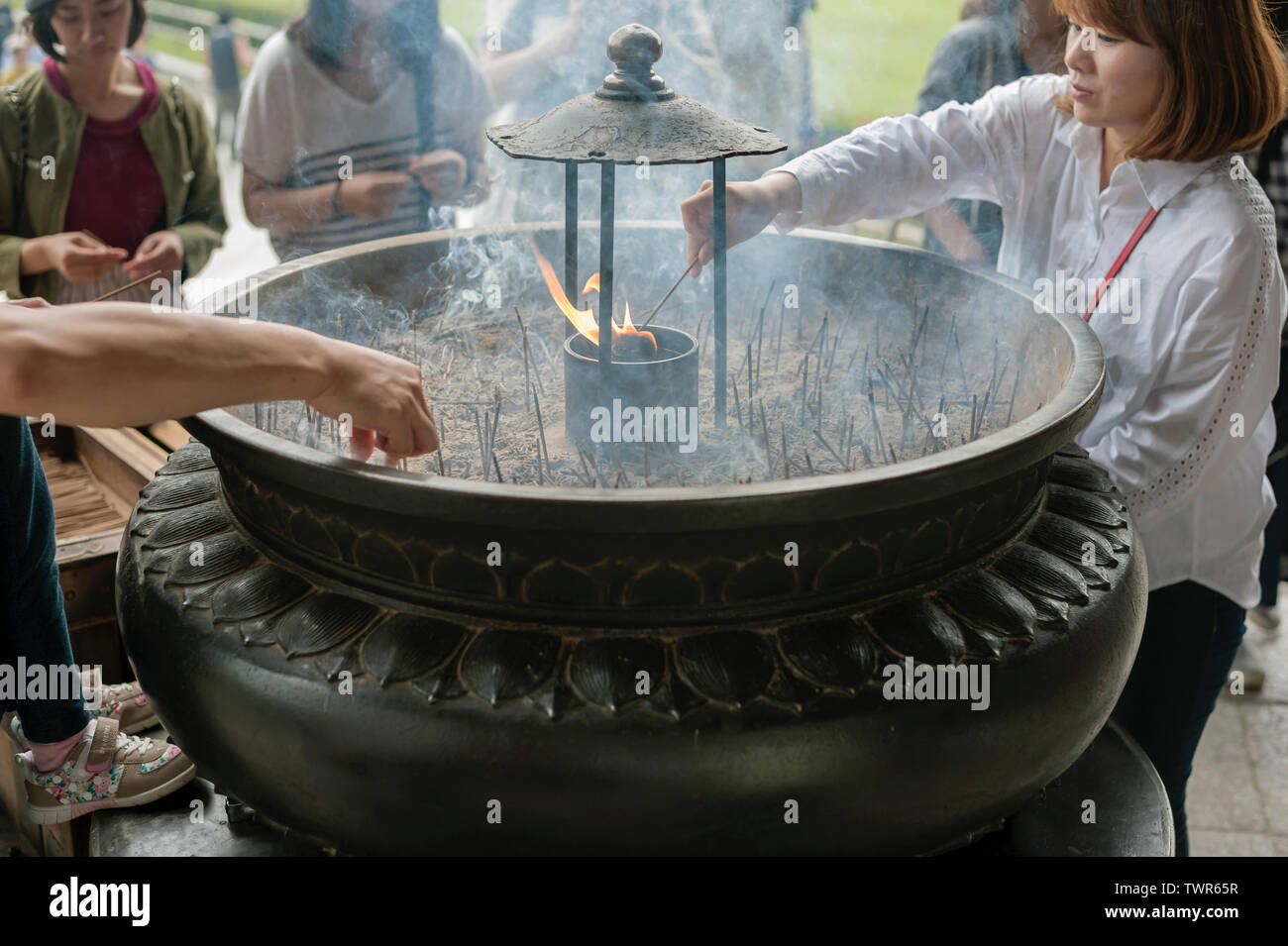 Incense smoke japan temple hi-res stock photography and images - Alamy