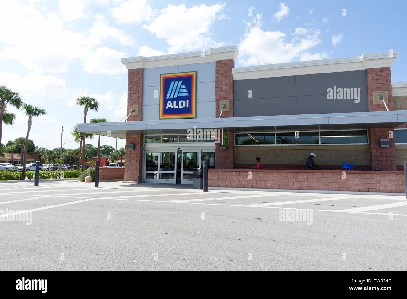 Aldi shopping bag hires stock photography and images Alamy
