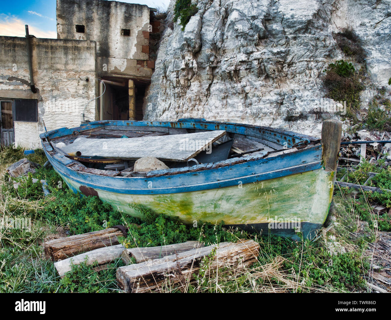 abandoned or ruined wooden boat on the grass Stock Photo - Alamy