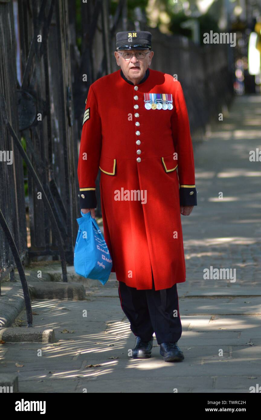 Chelsea Pensioner walking towards The Guards Chapel Stock Photo