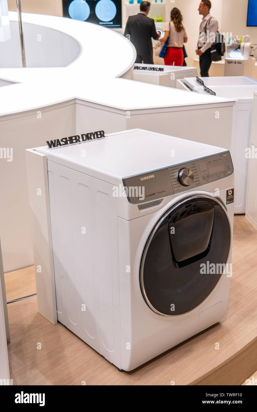 Berlin, Germany, August 30, 2018 Samsung washing machine tumble dryer on  display, Samsung exhibition stand at Global Innovations Show IFA 2018 Stock  Photo - Alamy