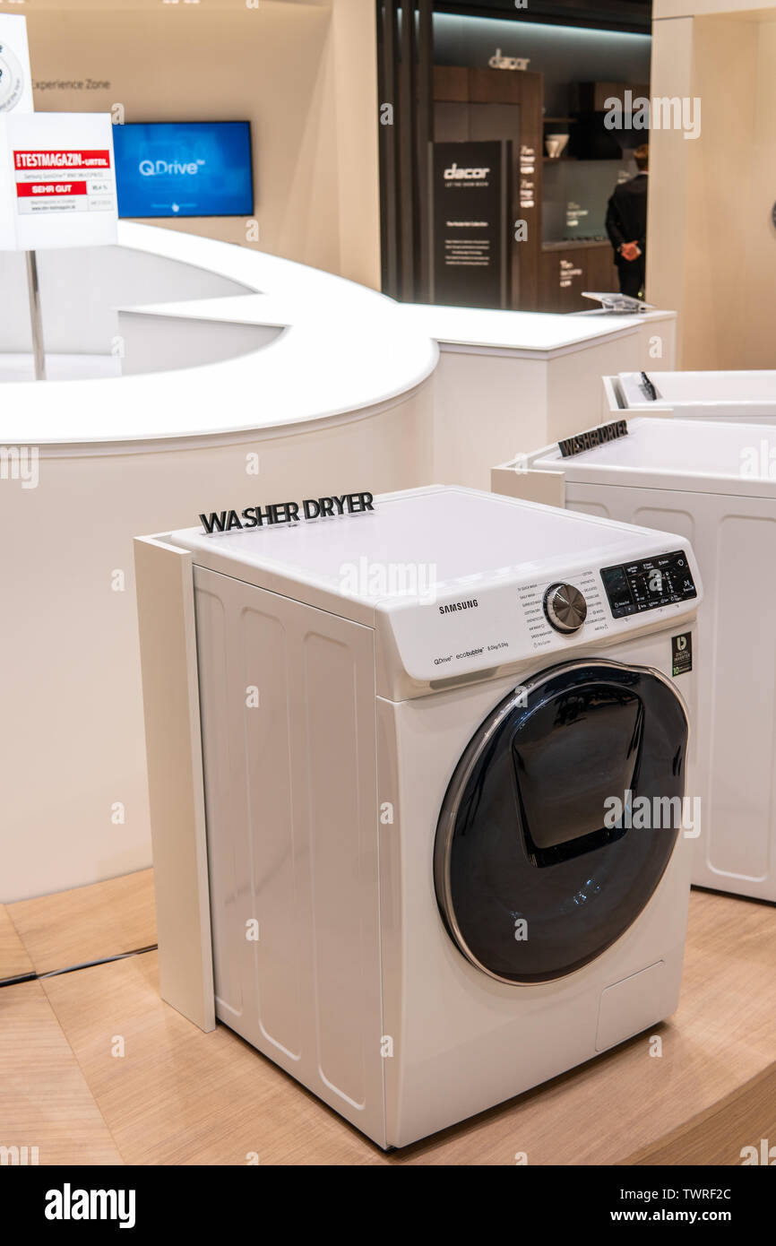 Berlin, Germany, August 30, 2018 Samsung washing machine tumble dryer on  display, Samsung exhibition stand at Global Innovations Show IFA 2018 Stock  Photo - Alamy