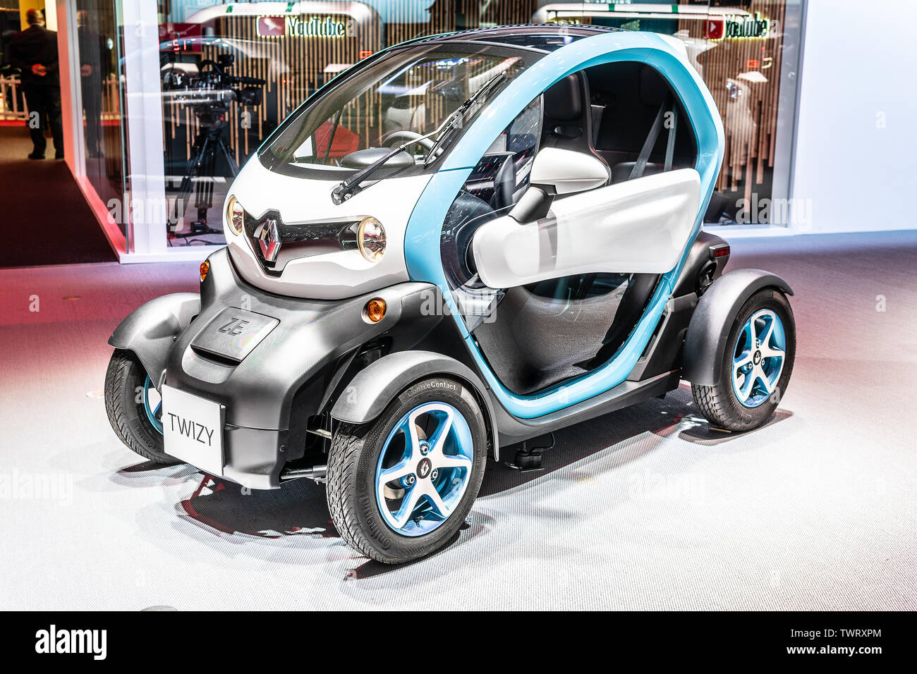 Small electric car hi-res stock photography and images - Alamy