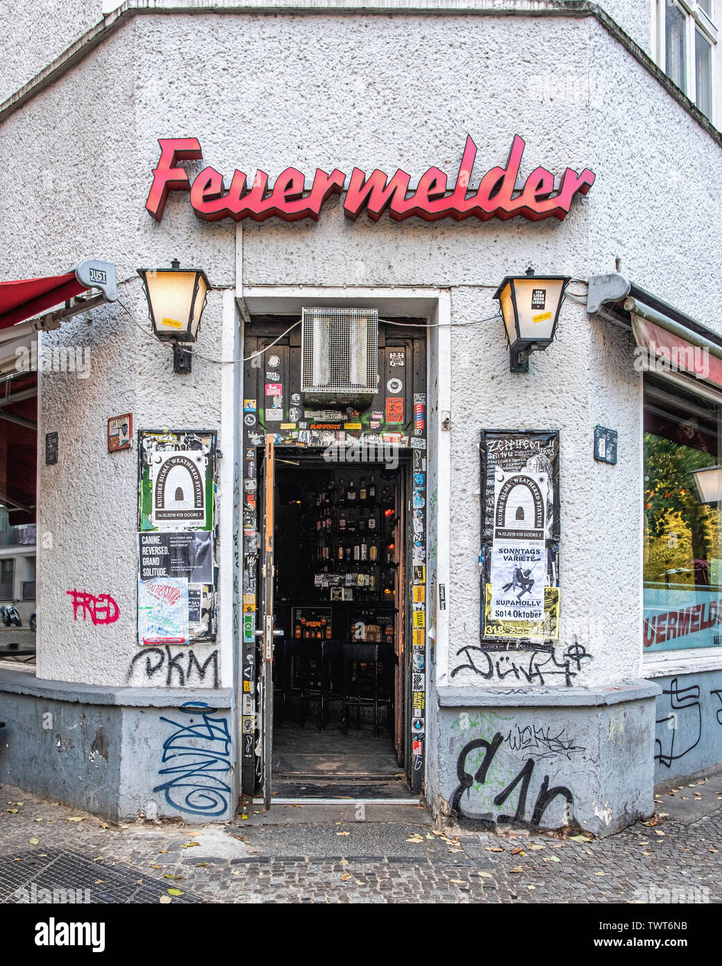 Corner pub hires stock photography and images Alamy