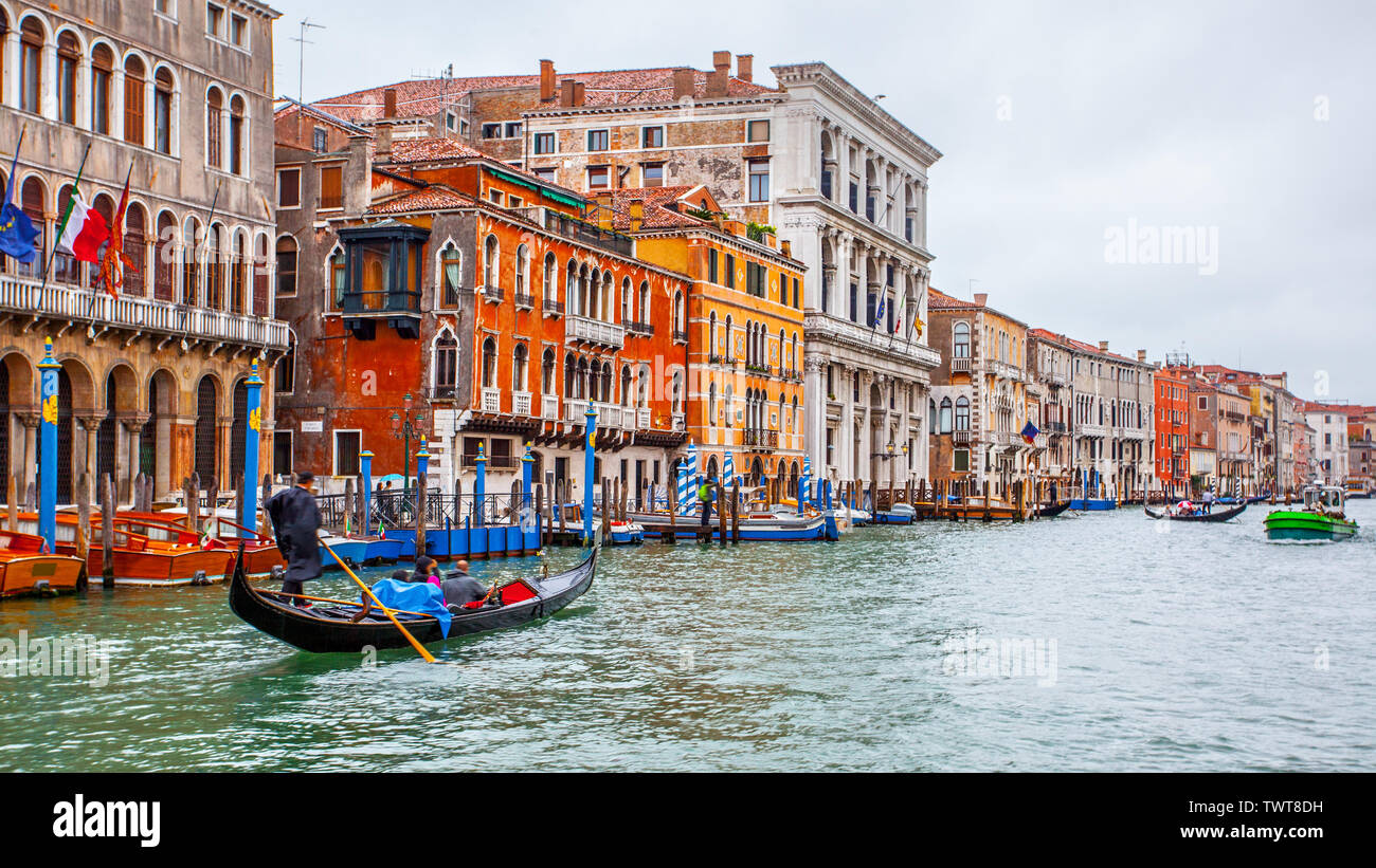 Venice canal perspective hi-res stock photography and images - Alamy