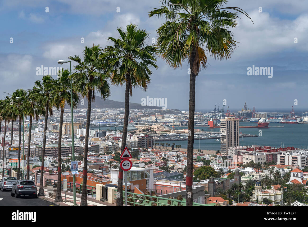 Der Blick auf den Hafen von Las Palmas, Gran Canaria, mit Palmen im Vordergrund Stock Photo
