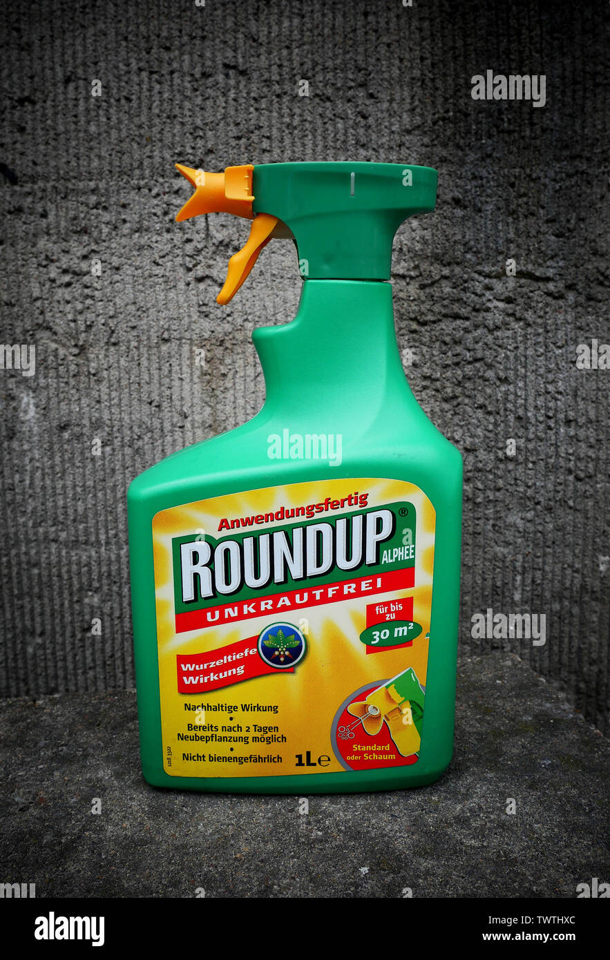 Roundup bottle hi-res stock photography and images - Alamy