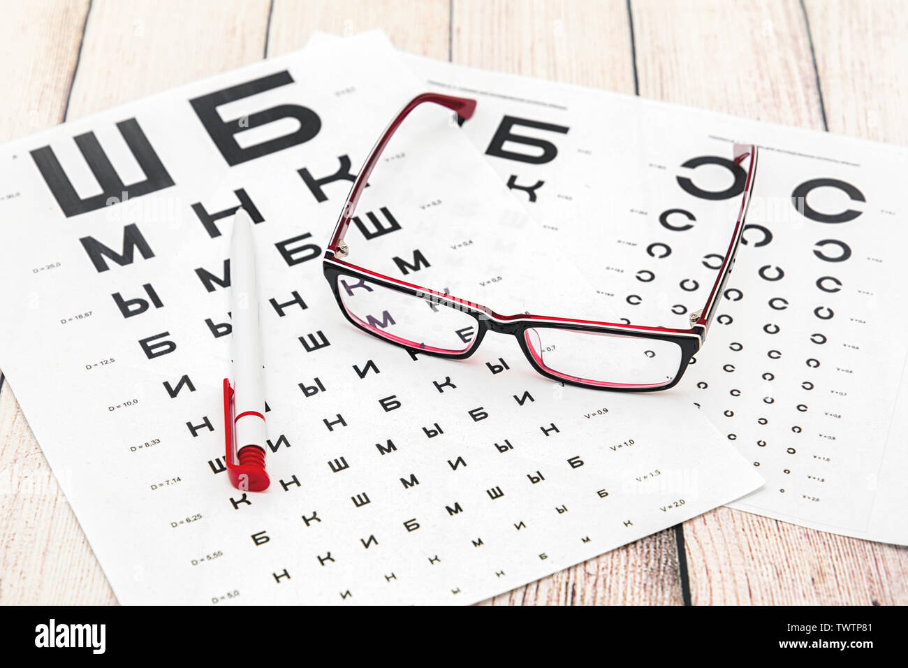 https://c8.alamy.com/comp/TWTP81/checking-visual-acuity-eyeglasses-pen-and-eye-test-tables-TWTP81.jpg