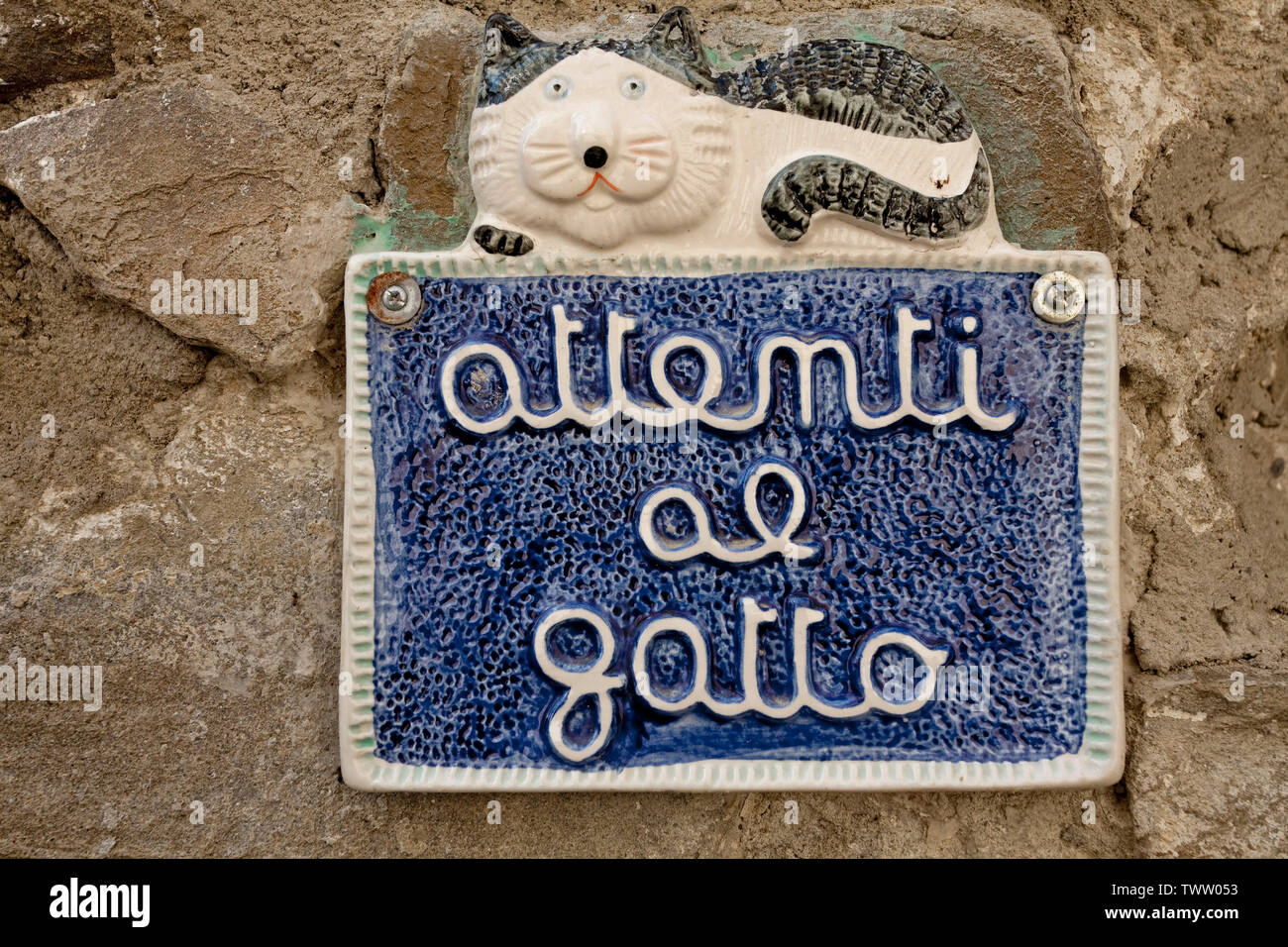 Sign "attenti al gatto", means beware of cats, medieval alley Dolceacqua,  province Imperia, Riviera di Ponente, Liguria, Italy Stock Photo - Alamy