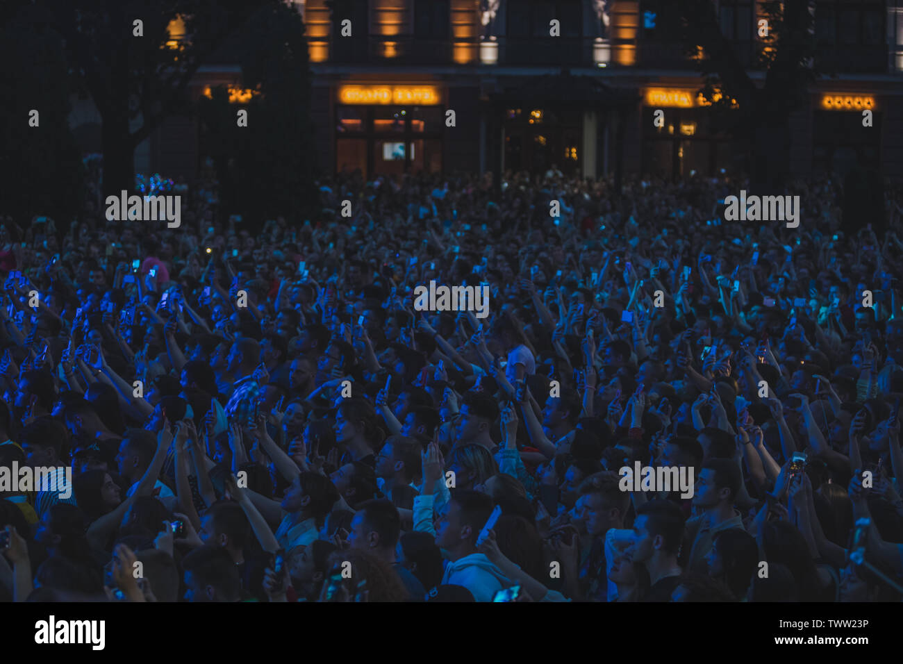 Crowd silhouette head heads hi-res stock photography and images - Alamy