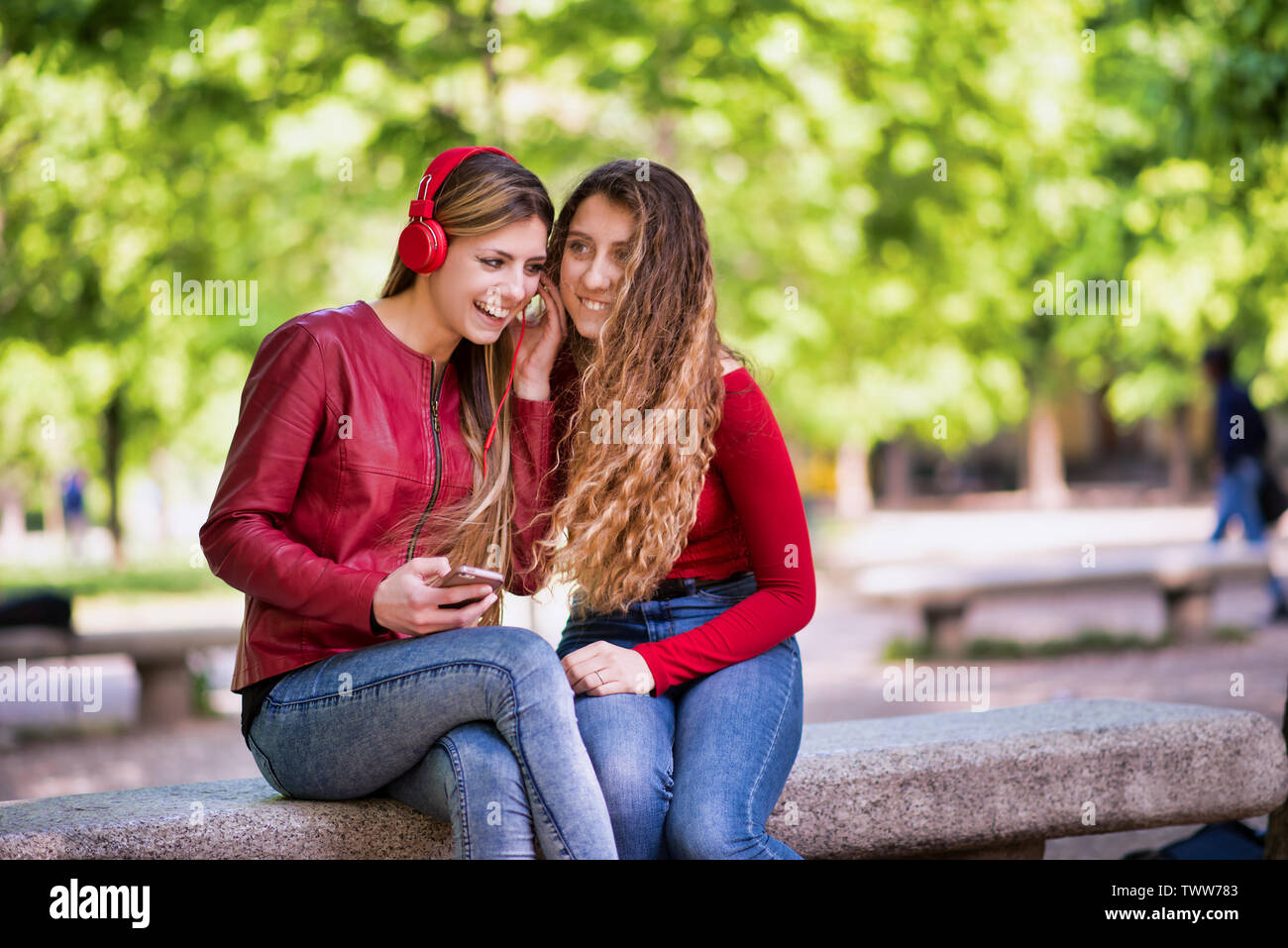 Teenagers listening hi-res stock photography and images - Alamy