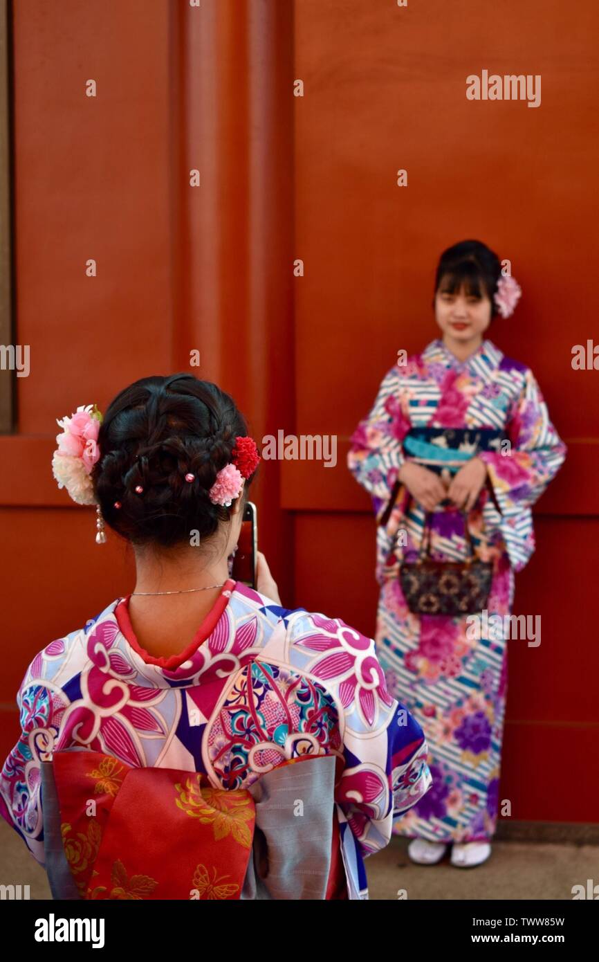 Japanese girls dressed like geishas are taking photo for social media by Sensó-ji temple, Tokyo, Japan Stock Photo