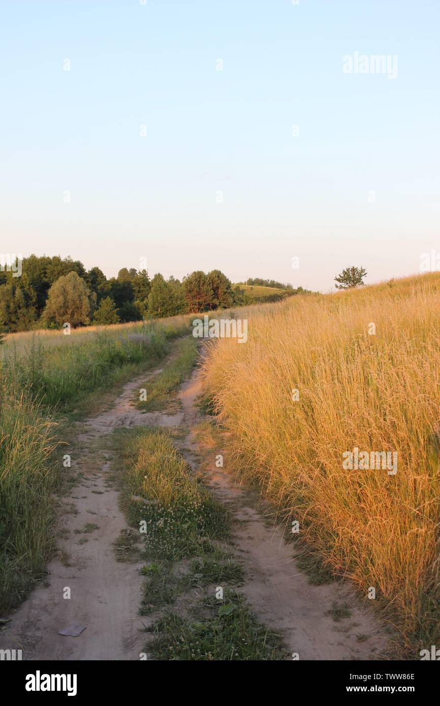 Countryside pathway hi-res stock photography and images - Alamy