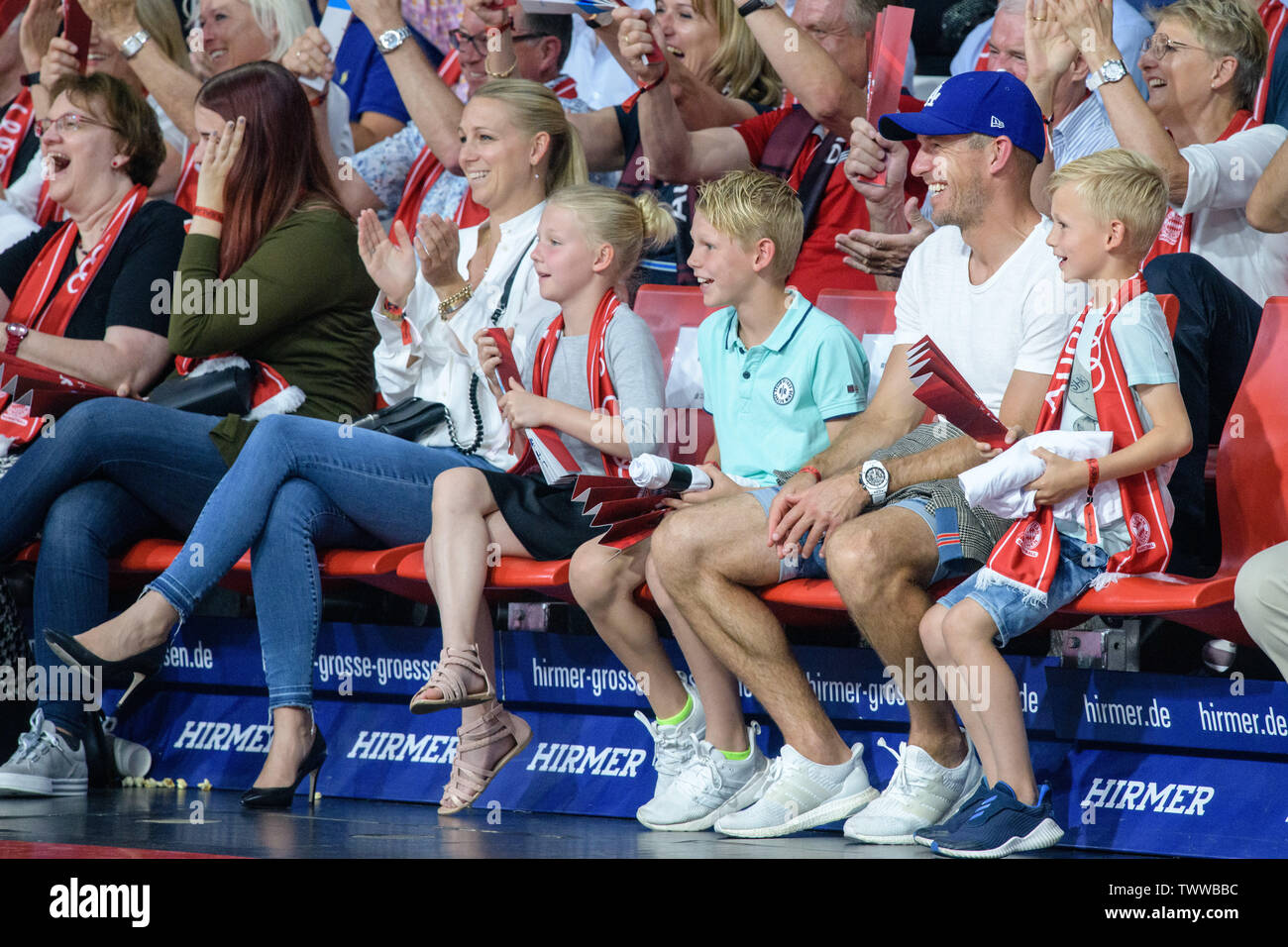 Munich, Germany. 23rd June, 2019. Basketball: Bundesliga, FC Bayern Munich - ALBA Berlin, championship round, final, 3rd matchday in the Audi Dome. Arjen Robben, former FC Bayern Munich player (2nd from right), observes the game with his wife Bernadien Eillert (l) and their children Kai (r), Luka (M) and Lynn. Credit: Matthias Balk/dpa/Alamy Live News Stock Photo