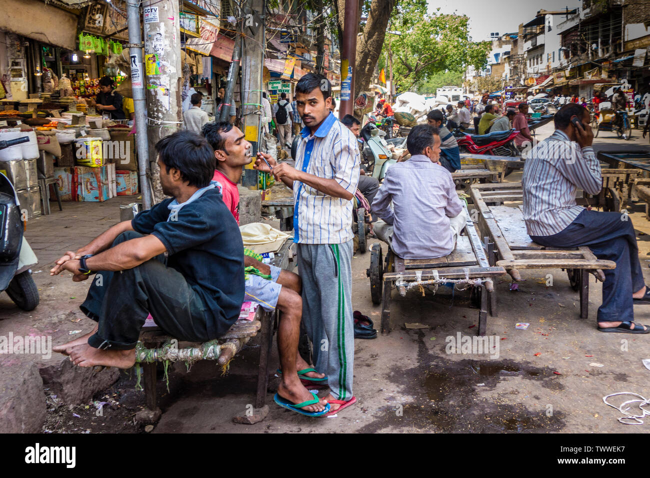 Street barber working in Old Delhi, Delhi, India Stock Photo