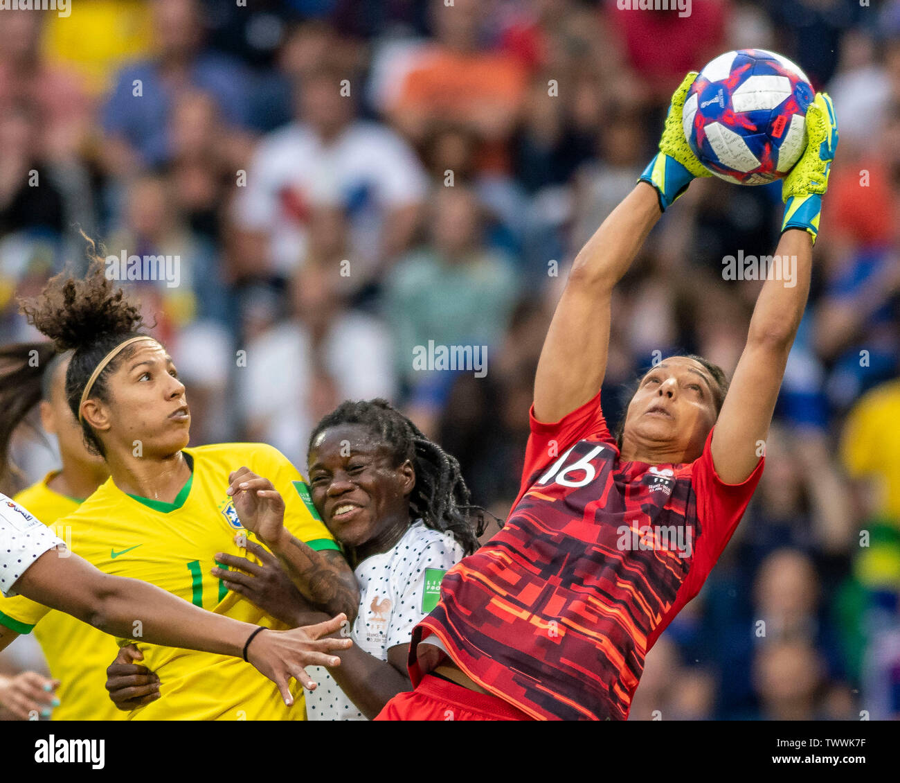 Le Havre, France. 23rd June, 2019.  Sarah Bouhaddi from France and Cristiane from Brazil during a match between Brazil and France. World Cup Qualification Football. FIFA. Held at the Oceane Stadium in Le Havre, France. Credit: Foto Arena LTDA/Alamy Live News Stock Photo
