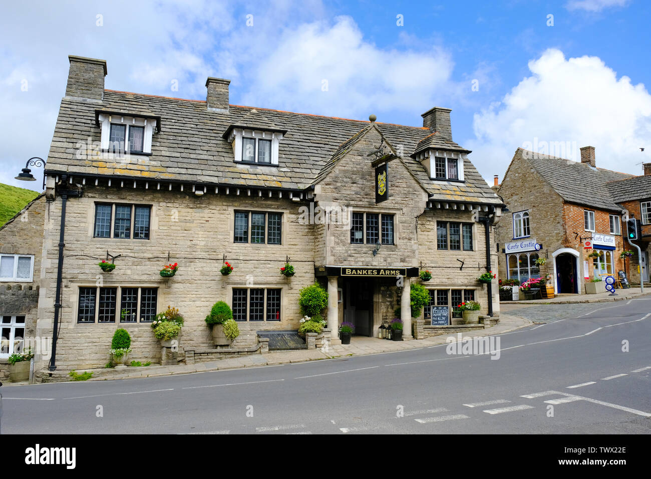 The Bankes Arms, a traditional pub in Corfe Castle, Dorset, UK - John Gollop Stock Photo