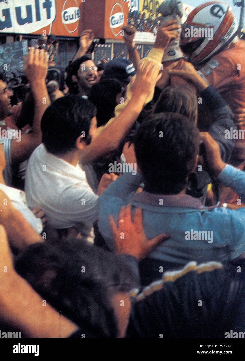 Monza, Autodromo Nazionale, 7 settembre 1975. XLVI Gran Premio d'Italia. La Scuderia Ferrari e i tifosi italiani festeggiano il pilota svizzero Clay Regazzoni (in alto a destra) al termine della sua vittoriosa corsa.; 7 September 1975; (September 16-23, 1975). Autosprint (38).; Unknown; Stock Photo