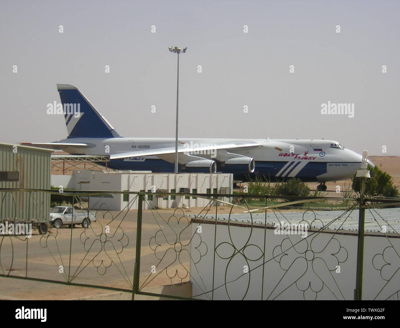 AN-124 notgelandet auf Dongola Airport/Sudan AN-124 emergency landing at Dongola Airport in Sudan; 20 July 2005; Own work; derben; Stock Photo