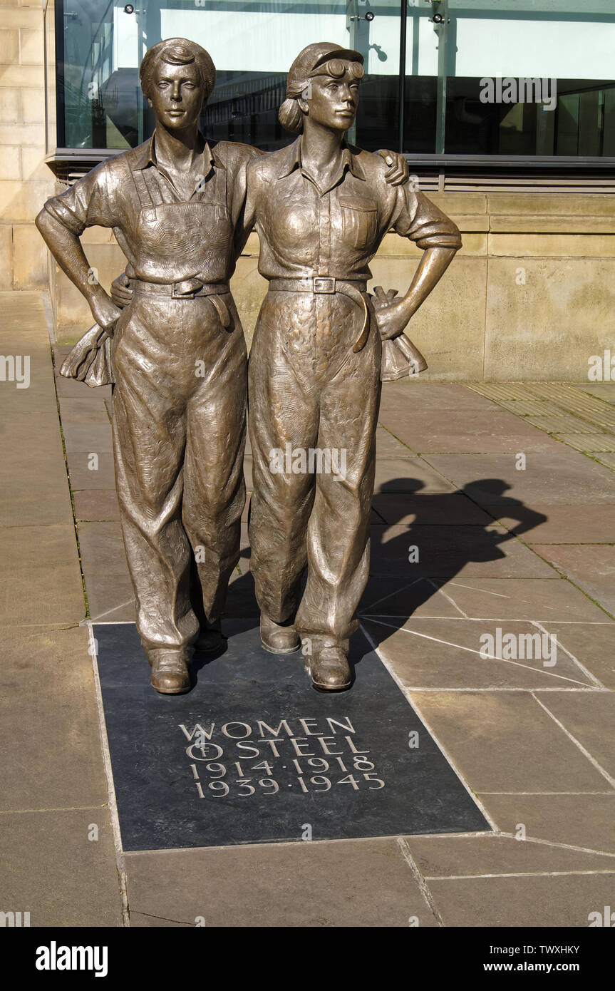 UK,South Yorkshire,Sheffield,Women of Steel Sculpture next to The City Hall in Barkers Pool Stock Photo