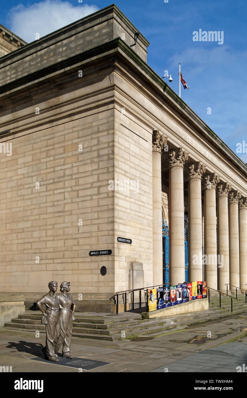 UK, South Yorkshire, Sheffield, Sheffield City Hall & Women of Steel Sculpture Stock Photo