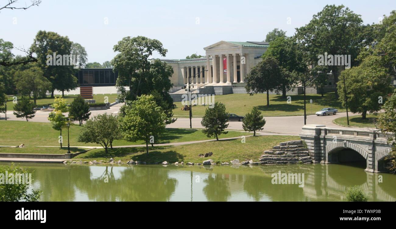 Albright-Knox Art Gallery, rear, overlooking the lake in Delaware Park; 14 July 2006; Own work; Dave Pape; Stock Photo