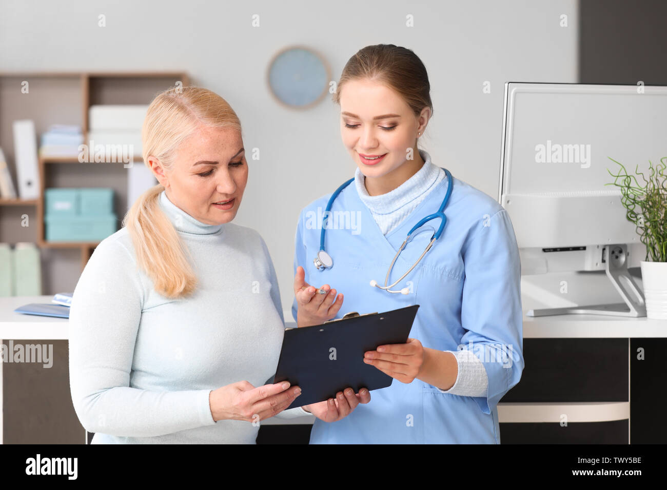 Medical assistant explaining woman hi-res stock photography and images ...