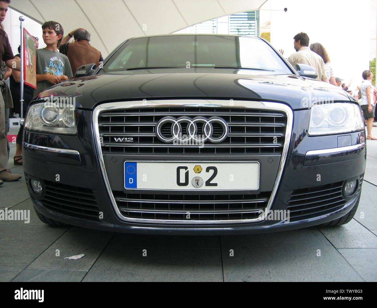 Der Audi A8 W12 der Bundeskanzlerin Frau Dr. Merkel mit dem Kennzeichen 0-2.; 25 August 2007; Transferred from de.pedia to Commons. where it was uploaded by the author; Christoph F. Siekermann (Siekermann at de.pedia); Stock Photo