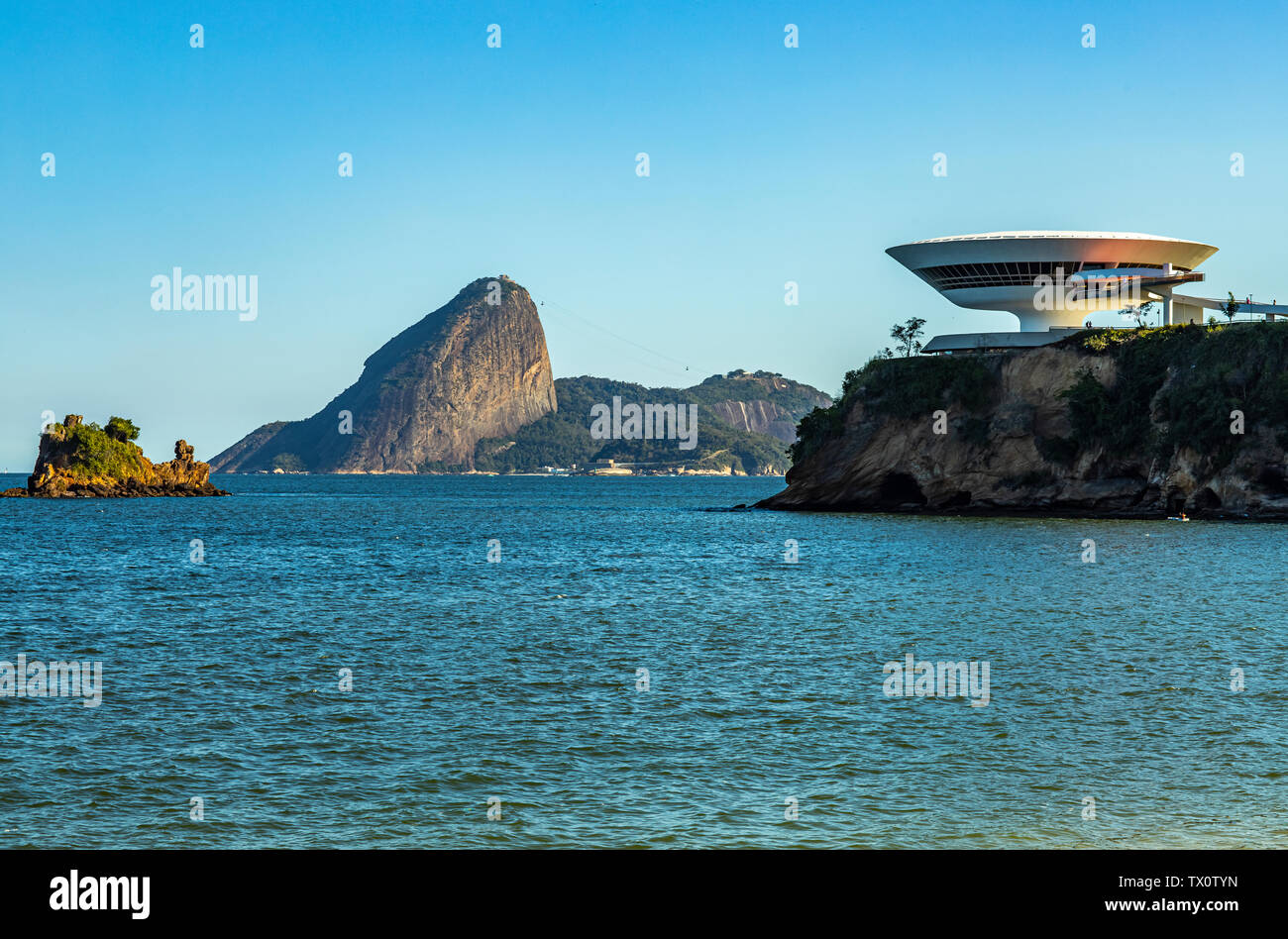 Beautiful and modern architecture and beauty of nature. MAC Niteroi ...