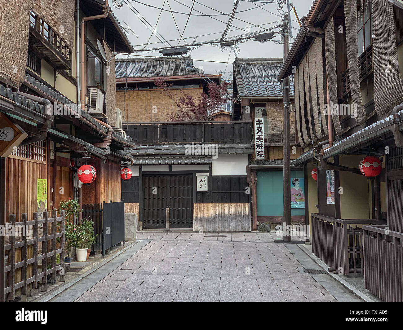 Traditional Edo-style architecture in the Gion District, Kyoto. Old Merchant Houses where the Geisha (Geiko ) and Maiko (Geiko apprentices) entertain Stock Photo