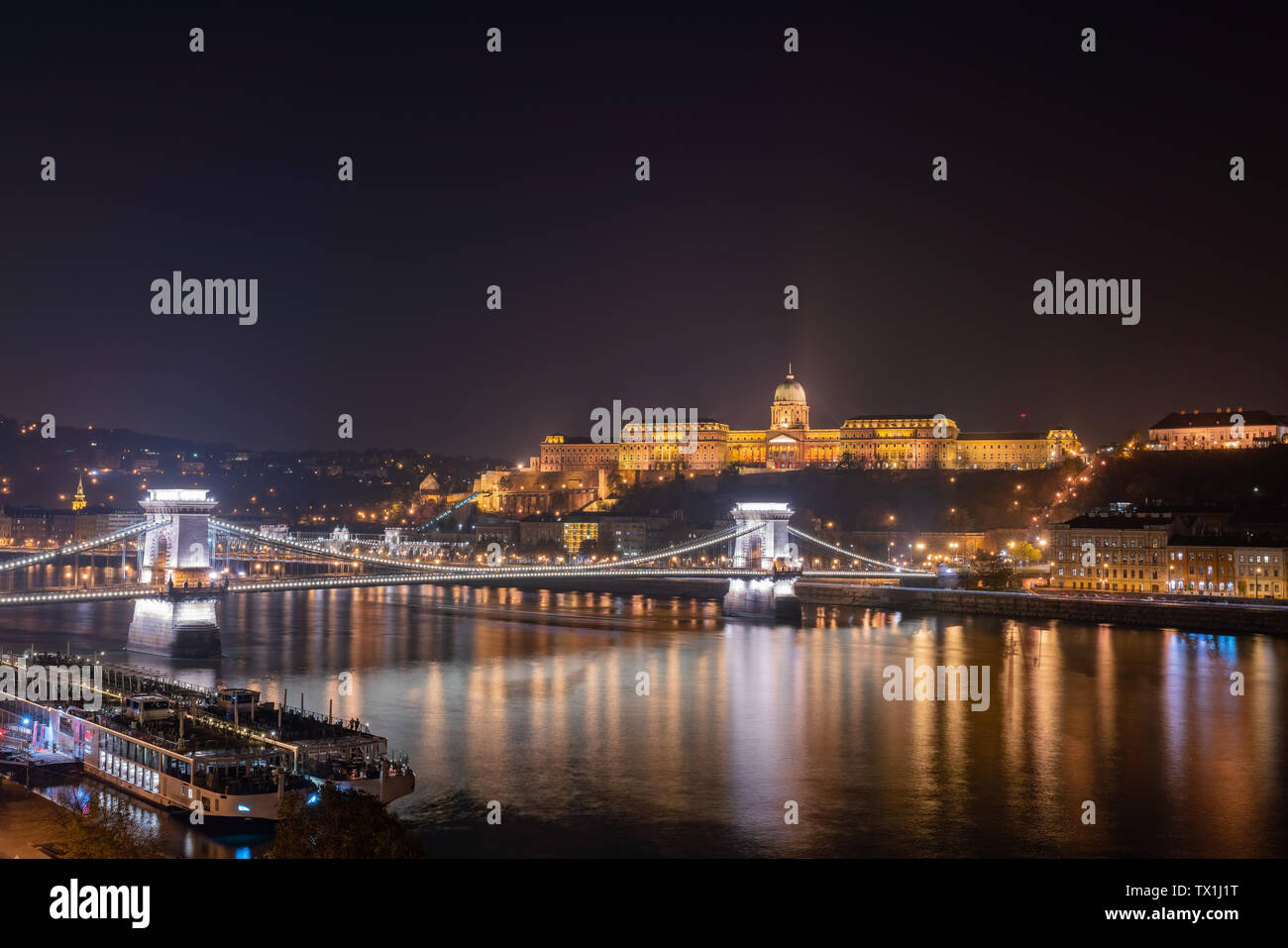 Night view of the famous Széchenyi Chain Bridge with Buda Castle at ...