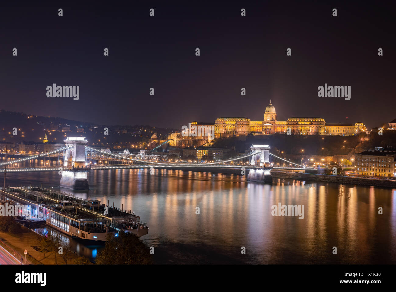 Night view of the famous Széchenyi Chain Bridge with Buda Castle at ...
