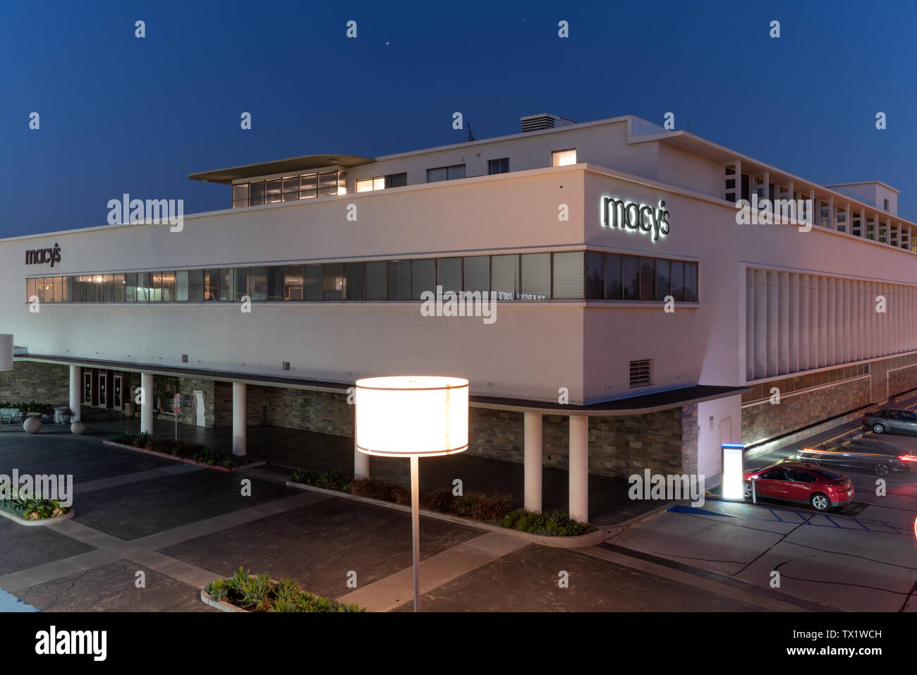 Image of the 'Bullock's Pasadena', a Streamline Moderne Art Deco style