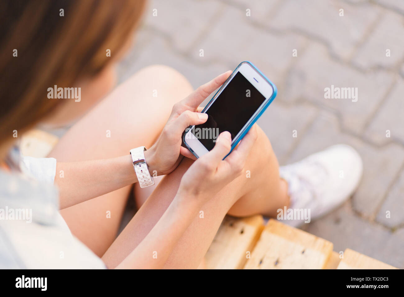 Couple foreplay приложение. Golden touch. Golden touch. Эротично держит смартфон. While touch.