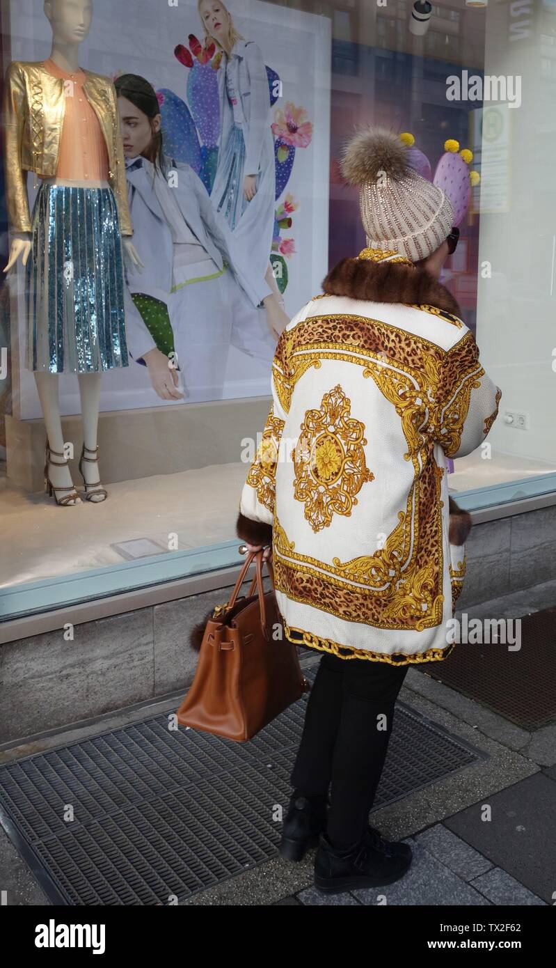 Düsseldorf, Steinstraße (vor Schaufenster „Patricia Pepe“, Februar 2017. Jacke im Stil Louis Voutton mit demibuff Nerzbesatz und passenden Nerzbommeln an der Tasche; Taken on 21 February 2017; Own work; Kürschner (talk) 17:48, 21 February 2017 (UTC); Stock Photo
