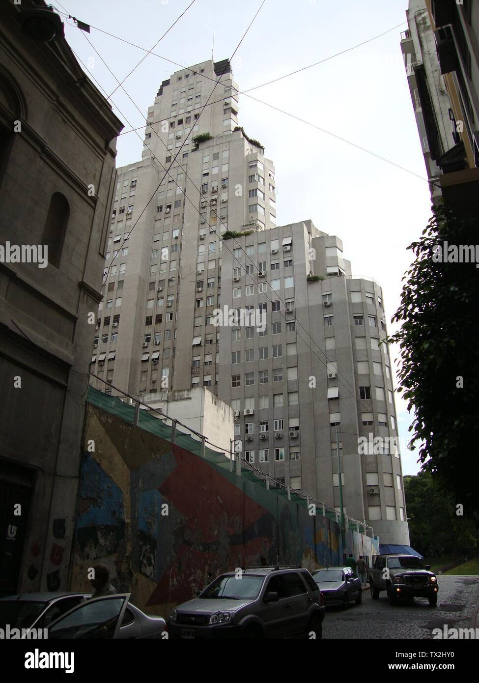 Español: Vista del Edificio Kavanagh desde el pasaje Ricardo Rojas, mirando hacia el noroeste. Rascacielos de 120 metros de altura construido en 1936. Frente a la Plaza San MartÃn. Buenos Aires, Argentina.; Own work; Elsapucai; Stock Photo