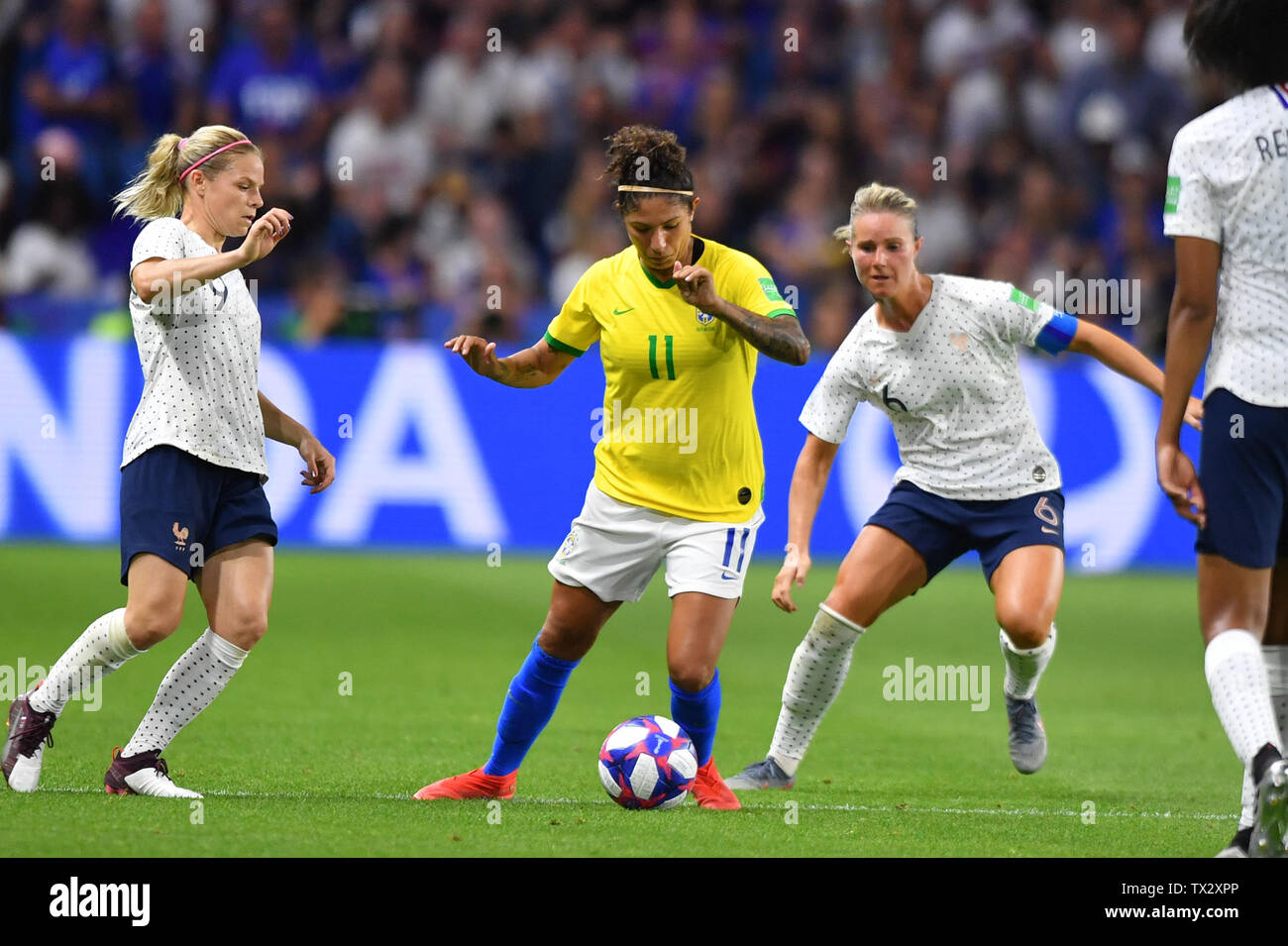 Le Havre, Frankreich. 23rd June, 2019. Eugenie Le Sommer (France) (9) watches as Cristiane (Brazil) (11) has the ball - Amandine Henry (France) (6) is watching too, 23.06.2019, Le Havre (France), Football, FIFA Women FIFA World Cup 2019, eighth-final France - Brazil, FIFA REGULATIONS PROHIBIT ANY USE OF PHOTOGRAPHS AS IMAGE SEQUENCES AND/OR QUASI VIDEO. | usage worldwide Credit: dpa/Alamy Live News Stock Photo