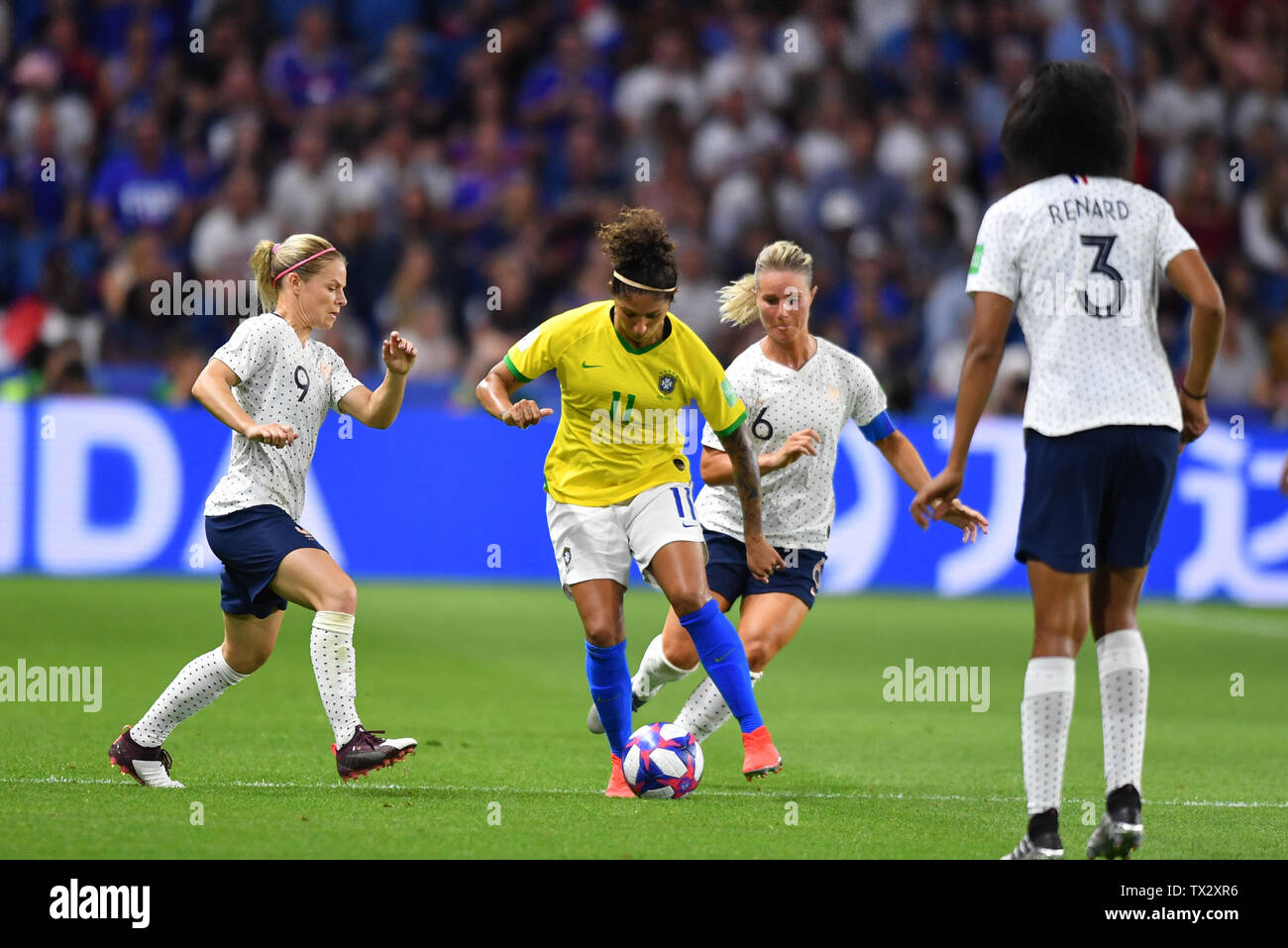 Le Havre, Frankreich. 23rd June, 2019. Eugenie Le Sommer (France) (9) attacks Cristiane (Brazil) (11), 23.06.2019, Le Havre (France), Football, FIFA Women's World Cup 2019, Eighth-finals France - Brazil, FIFA REGULATIONS PROHIBIT ANY USE OF PHOTOGRAPHS AS IMAGE SEQUENCES AND/OR QUASI VIDEO. | usage worldwide Credit: dpa/Alamy Live News Stock Photo