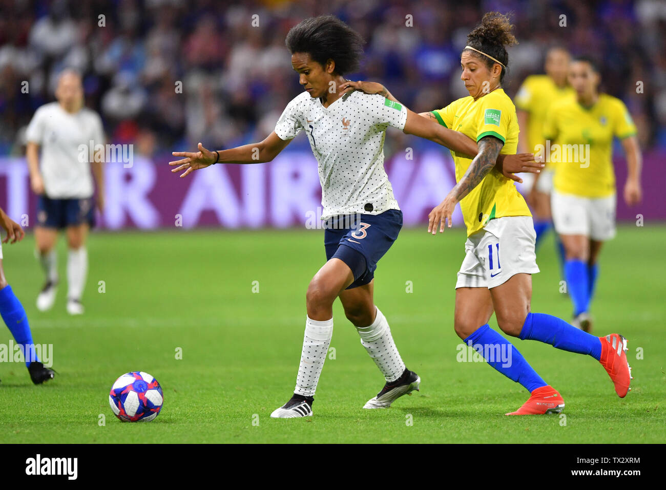 Le Havre, Frankreich. 23rd June, 2019. duels, match scene, duel, duel, tackle, tackling, dynamics, action, Wendie Renard (France) (3) Cristiane (Brazil) (11), 23.06.2019, Le Havre (France), football, FIFA Women's World Cup 2019, Eighth finals France - Brazil, FIFA REGULATIONS PROHIBIT ANY USE OF PHOTOGRAPHS AS IMAGE SEQUENCES AND/OR QUASI VIDEO. | usage worldwide Credit: dpa/Alamy Live News Stock Photo