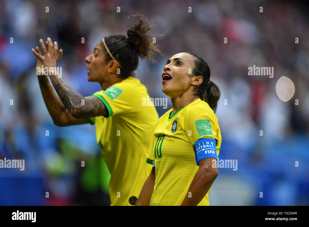 Le Havre, Frankreich. 23rd June, 2019. Cristiane (Brazil) (11) and Marta (Brazil) (10) are making a referee decision, 23.06.2019, Le Havre (France), Football, FIFA Women's World Cup 2019, Eighth-finals France - Brazil, FIFA REGULATIONS PROHIBIT ANY USE OF PHOTOGRAPHS AS IMAGE SEQUENCES AND/OR QUASI VIDEO. | usage worldwide Credit: dpa/Alamy Live News Stock Photo