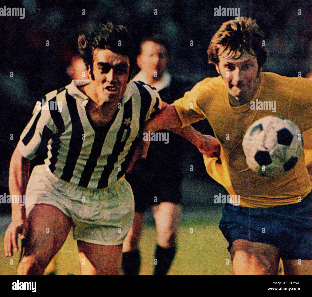 Torino, stadio Comunale, 11 aprile 1973. L'attaccante dei Bianconeri Pietro Anastasi (a sinistra) alle prese con il centrocampista dei Rams John McGovern (a destra) nel corso della sfida tra Juventus e Derby County (3-1) valevole per la semifinale di andata della Coppa dei Campioni 1972-73; nell'occasione la squadra ospite indossÃ² la sua divisa di cortesia gialloblÃ¹.; 11 April 1973; (May 21-26, 1973). Spaghetti of stamppot (PDF). Voetbal International Goal (21): 16.; Robert Collette; Stock Photo