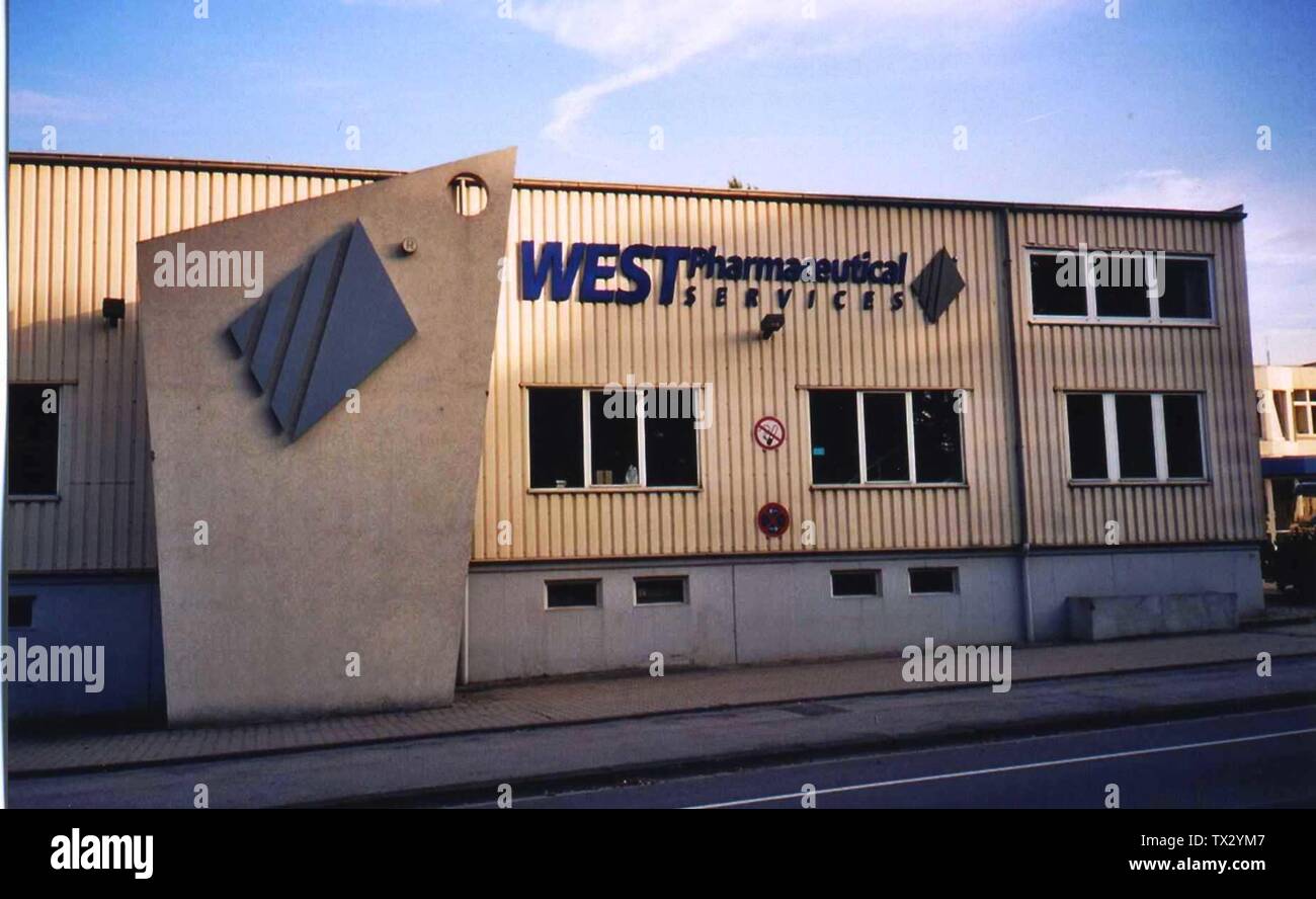 West Pharmaceutical Services in Eschweiler-Pumpe-Stich, ProduktionsgebÃ¤ude  mit Firmenlogo; 2006; Self-photographed; Eschweiler Stock Photo - Alamy